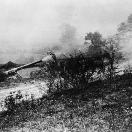 Cannoni da 6 pollici della batteria E, 56 ° Reggimento d'artiglieria che sparano a Beulney, 7 ottobre 1918.