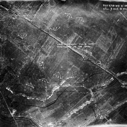 Fronte della 1a Armata: ricognizione aerea con annotate le posizioni di cannoni da campo tedeschi camuffati  su entrambi i lati della strada Lens-la Bassee fuori Haisnes (in alto a sinistra). © IWM (HU 91106)