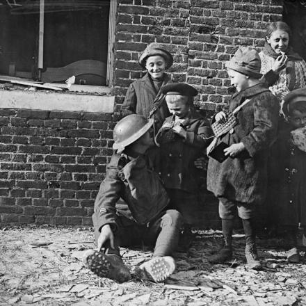 Bambini trovati a Brancourt dalla 30a divisione americana l'8 ottobre 1918. © IWM (Q 7094)