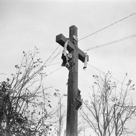 Crocifisso danneggiato da una esplosione vicino a Bellenglise, 9 ottobre 1918. © IWM (Q 9533)