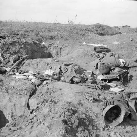 Battaglia del Canale di Saint Quentin. Un medico tedesco ucciso vicino ad alcune trincee scavate per difendere Joncourt, il 9 ottobre 1918.  © IWM (Q 9816)