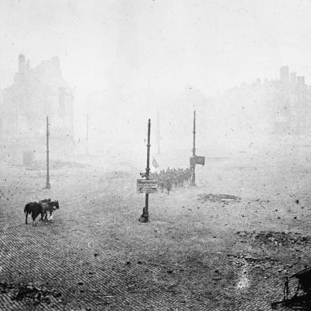 La piazza principale di Cambrai coperta di fumo dal fuoco che ha distrutto la città, il 10 ottobre 1918. © IWM (Q 49847)