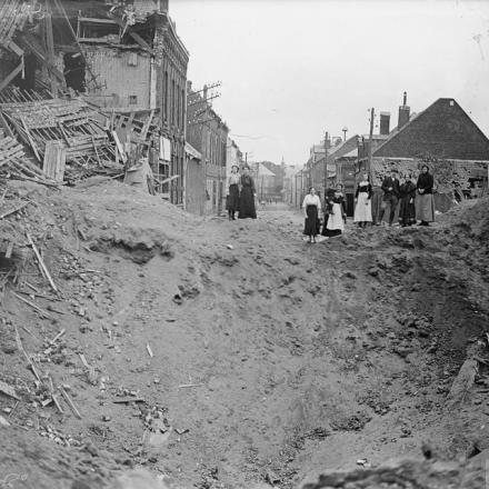 Battaglia di Cambrai. Bohain, tutte le strade in uscita dal villaggio sono state distrutte sono state trovate molte mine a scoppio ritardato sulla ferrovie. 10 ottobre 1918.