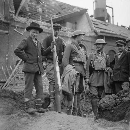 Battaglia di Cambrai. Ufficiali del Reggimento Leicestershire Reale con dei civili a Bohain, 10 ottobre 1918. Un ragazzo con un fucile anticarro tedesco Mauser 1918 T-Gewehr.© IWM (Q 7103)