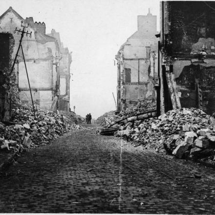 Truppe britanniche tra le rovine di Cambrai, il 10 ottobre 1918. © IWM (Q 78794)