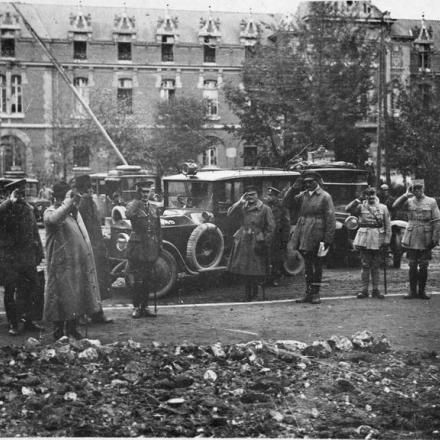 Il primo ministro francese Georges Clemenceau e il feldmaresciallo Douglas Haig arrivano a Cambrai, il 10 ottobre 1918.