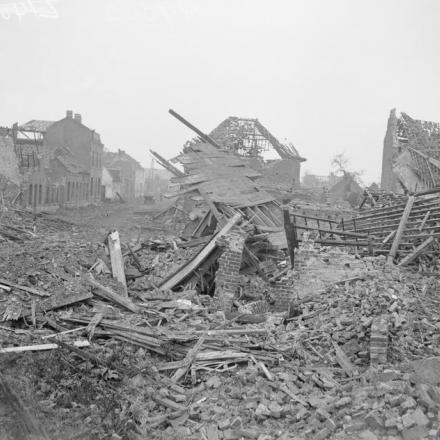 Le rovine di Vitry-en-Artois. La città, parte della Drocourt-Queant Line, fu catturata dall'ottava divisione l'11 ottobre. © IWM (Q 9562)