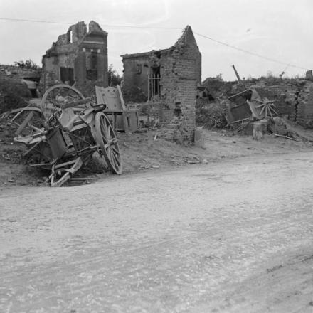 Carro di munizioni tedesco abbandonato sul ciglio della strada, nell'ottobre 1918. © IWM (Q 11832)