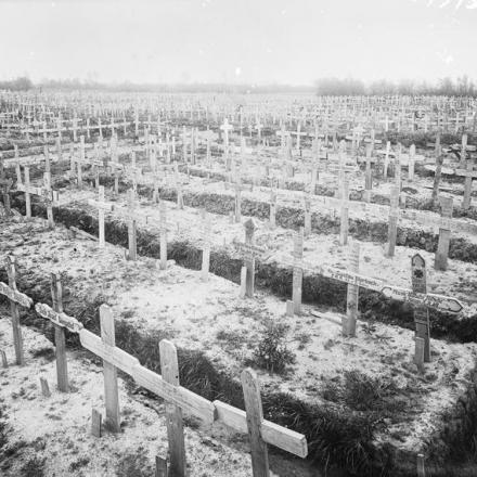 Un cimitero di guerra tedesco contenente cinquemila tombe a Sailly-sur-la-Lys, 12 ottobre 1918. © IWM (Q 9540)