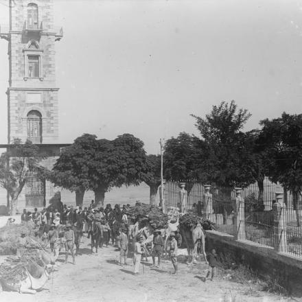 Truppe e cammelli britannici a Tripoli,raggiunta dai blindati e dalla XXth Corps Cavalry il 13 ottobre 1918. © IWM (Q 12429)