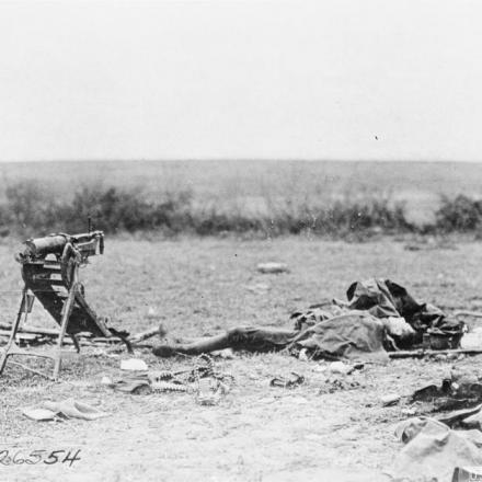 Un mitragliere tedesco morto giace accanto alla sua arma, vicino a Bellicourt, il 13 ottobre 1918. © IWM (Q 70740)