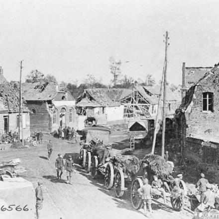 Cannoni pesanti della Royal Garrison Artillery che passano da Montbrehain, il 14 ottobre 1918. © IWM (Q 70268)