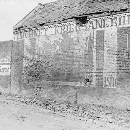 Un appello per il prestito di guerra dipinto su un muro nella piazza di Brancourt dalla 35a divisione di fanteria tedesca, ottobre 1918. © IWM (Q 7093)