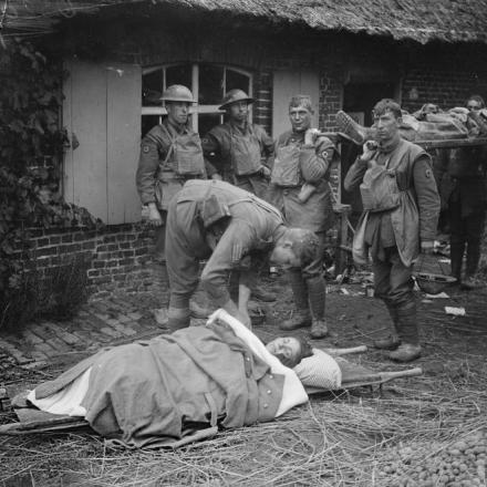 Battaglia di Courtrai. Sergente del Royal Army Medical Corps che assiste una donna ferita belga in un posto di pronto soccorso vicino Heule, il 15 ottobre 1918. © IWM (Q 7121)
