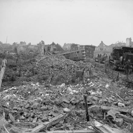 Trattori cingolati britannici che trainano cannoni attraverso il villaggio in rovina di Fresnes-les-Montauban, il 15 ottobre 1918. La città, parte della Drocourt-Queant Line, fu catturata dall'ottava divisione l'8 ottobre. © IWM (Q 9565)