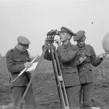Sezione Meteorologica dei Royal Engineers. Preparazione di rapporti del vento e del tempo. Un soldato britannico  usa uno strumento per registrare il movimento di un pallone rilasciato.  Montreuil, 16 ottobre 1918. © IWM (Q 12119)