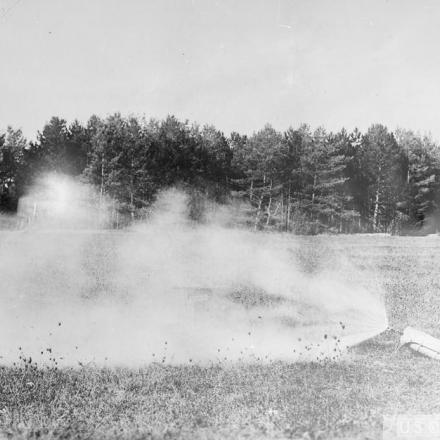 Un cilindro per proiettare gas in funzione. Chaumont, 16 ottobre 1918. © IWM (Q 60983)