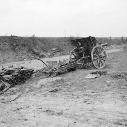 Una artiglieria da campo tedesca LEFH 16 da 10,5 cm abbandonata dopo essere stata colpita dal fuoco britannico, nell'ottobre del 1918. © IWM (Q 11835)
