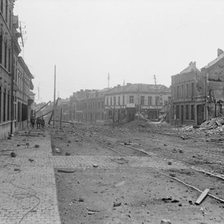 La strada principale in un sobborgo di Douai, che mostra i danni inflitti alle case dalle mine tedesche. Douai fu presa dal 2 ° Battaglione, Middlesex Regiment  il 17 ottobre 1918. © IWM (Q 11402)