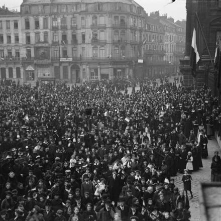 Accerchiamento e liberazione di Lille da parte della 57a e 59a divisione britannica. Folla nella Grande Place, molti dei quali portano bandiere alleate, il 17 ottobre 1918. © IWM (Q 11809)