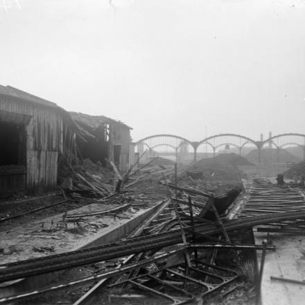 La stazione marittima di Ostenda fatta esplodere dai tedeschi prima dell'evacuazione del 17 ottobre 1918. © IWM (Q 19238)