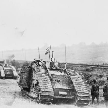 I carri armati del 301 ° Battaglione Carro Armato Americano entrano in azione a St. Souplet la mattina  con la Old Glory che sventola. 17 ottobre 1918. © IWM (Q 49398)