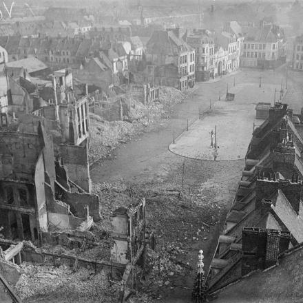 La Grand Place a Douai, il giorno dopo l'ingresso dell'ottava divisione britannica, che mostra i lati nord e est distrutti dalle mine tedesche al momento della ritirata. 18 ottobre 1918. © IWM (Q 11812)