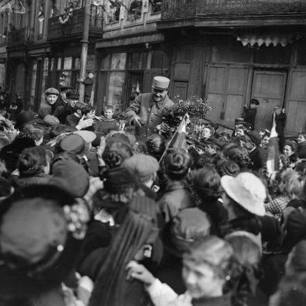 I civili francesi accolgono il primo soldato francese entrato a Lille, il 18 ottobre 1918. © IWM (Q 9585)