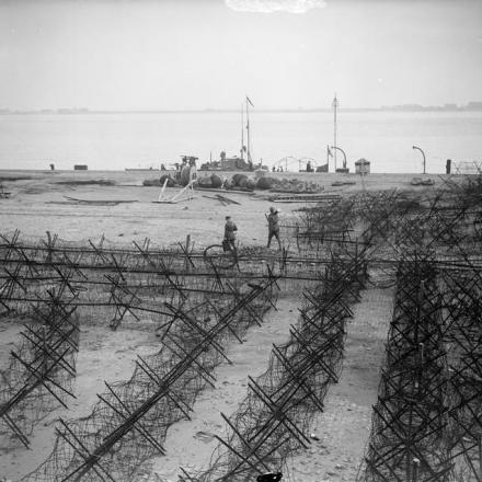 Difese tedesche di filo spinato sul molo di Zeebrugge,  ottobre 1918. © IWM (Q 7136)