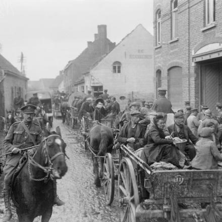 Rifugiati belgi portati nelle retrovie su carri dell'Esercito. Courtrai, 20 ottobre 1918. Courtrai è stata presa dalla British 36th Division il 15 ottobre. © IWM (Q 11392)