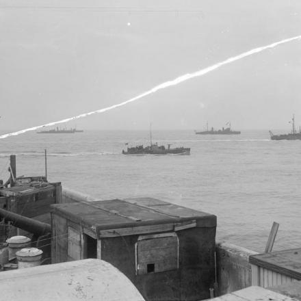 Dragamine della Royal Navy al lavoro al largo del porto di Ostenda. Sono seguiti da motolance che fanno esplodere le mine alla deriva, il 20 ottobre 1918. © IWM (Q 11400)