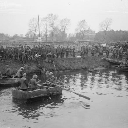 Truppe britanniche attraversano un ponte di barche sul fiume Scarpe a St. Amand. Alcuni uomini stanno districando un mulo che è caduto nel fiume. St. Amand fu occupata dall'ottava divisione il 20 ottobre. © IWM (Q 11408)