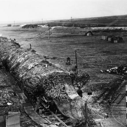 Quartier generale mobile della quarta armata  stabilito in un treno ferroviario mimetizzato nella fattoria di Montigny, vicino a Peronne in Francia. © IWM (E (AUS) 3929)