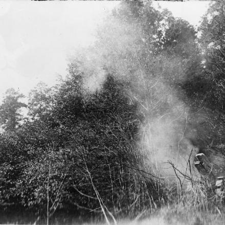 Un obice tedesco da 21 cm in azione sul fronte dell'Argonne. © IWM (Q 45553)