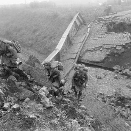 Argyll e Sutherland Highlanders della 51ª Divisione attraversano la ferrovia a Douchy-lès-Ayette dalle rovine del ponte ferroviario esploso, il 22 ottobre 1918.