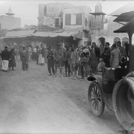 Fronte asiatico. La strada principale di Hama con tre soldati appartenenti agli ussari del Royal Gloucestershire. La 15a Brigata di Cavalleria avanzò senza opposizione per la strada il 21 ottobre 1918 e il resto della 5a divisione di cavalleria il 22 ottobre. © IWM (Q 12470)