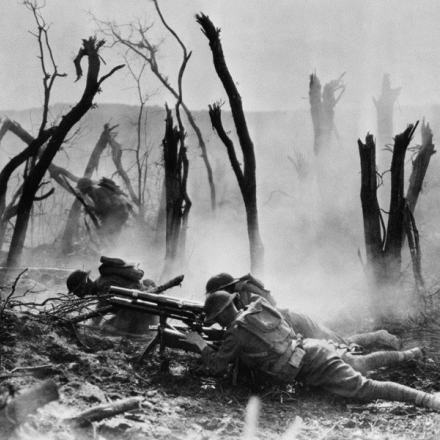 Truppe della Regimental Headquarters Company, 23a fanteria, che sparano con una mitragliatrice da 37mm durante un avanzata contro le posizioni trincerate tedesche, 1918. U.S. National Archives