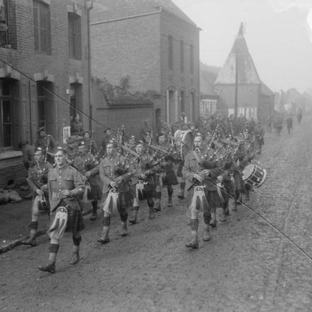 Pipers dei Gordon Highlanders marciano attraverso Douchy-lès-Ayette, nella testa di ponte di Selle,  presa 4 giorni prima dalla 51ª Divisione. 23 ottobre 1918. © IWM (Q 11412)