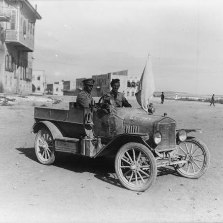 Fronte asiatico. Il capitano Macintyre della 7a pattuglia veicoli leggeri, lascia le linee britanniche alle 10 del mattino del 23 ottobre 1918, su un'auto della Ford e sotto una bandiera bianca, con una lettera che chiedeva la resa di Aleppo. Tornò nel pomeriggio, il Comandante turco si era rifiutato di arrendersi. © IWM (Q 12450)