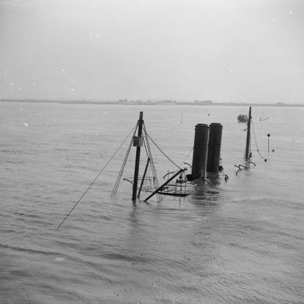 Il piroscafo SS Bruxelles, catturato da un cacciatorpediniere tedesco nel giugno del 1916 e portato a Zeebrugge. Il comandante, capitano Fryatt, fu giustiziato il 27 luglio 1916, perché ritenuto colpevole di aver tentato di speronare un sottomarino tedesco. La nave fu silurata durante il raid del 23 aprile 1918, sollevata nel 1919 e restituita dai belgi al governo britannico. © IWM (Q 7135)