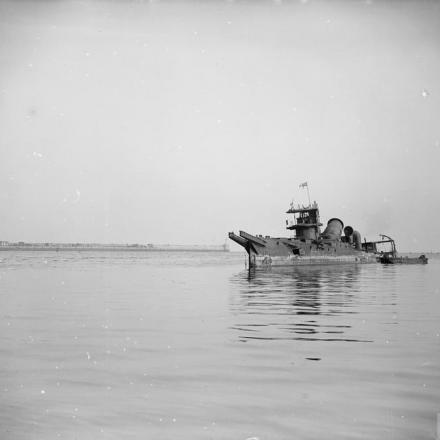 La bandiera della Royal Navy sventola sul relitto dell'HMS Thetis nel porto di Zeebrugge fuori dalla foce del canale navale, il 24 ottobre 1918. © IWM (Q 7144)