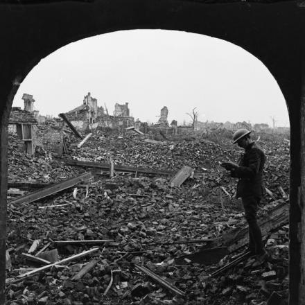 Rovine di La Bassee dove i tedeschi si ritirarono dal 2 ottobre. (24 ottobre 1918) © IWM (Q 9617)