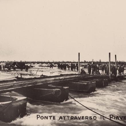 Ponte di barche sul Piave. © difesa.esercito