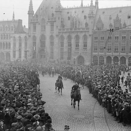 Il re Alberto I dei Belgi entra a Bruges, il 25 ottobre 1918. È accompagnato dalla moglie, la regina Elisabetta. © IWM (Q 11824)