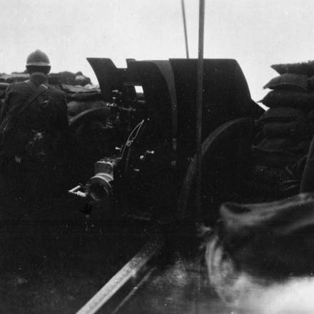 Una batteria italiana da 75 mm sul Monte Grappa, 1918. © IWM (Q 65231)