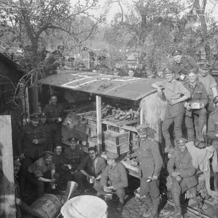 Un treno tedesco leggero, catturato dalle truppe del Machine Gun Corps, in un deposito di Willems vicino a Tournai, pieno di munizioni e materiale per trincee. Il carrello mostrato è uno marcato con insegne della Croce Rossa, il 26 ottobre 1918. © IWM (Q 11419)