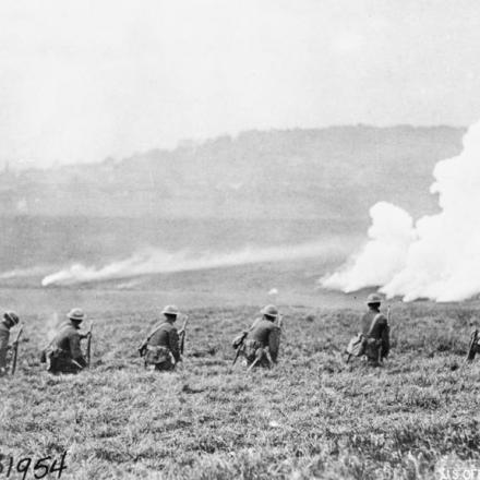Truppe americane che sparano bombe al fosforo vicino a Le Nefour, il 26 ottobre 1918. © IWM (Q 70743)