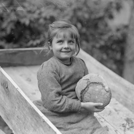 Bambina rifugiata che viene accudita dall'esercito britannico. Vicino a Tournai, il 26 ottobre 1218. © IWM (Q 9626)