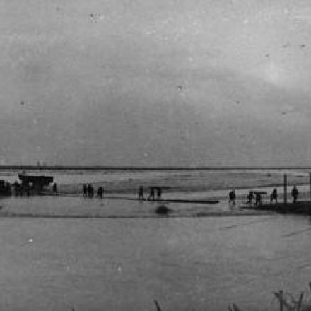 Vista panoramica dei genieri italiani che costruiscono un ponte di barche attraverso il fiume Piave a Palazzon, Ottobre 1918.