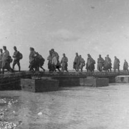 Soldati del 2 ° battaglione, Gordon Highlanders (20ª Brigata, 7 ° divisione) che scortano prigionieri austro-ungarici attraverso un ponte di barche sul fiume Piave a Salettuol, il 27 ottobre 1918. Soldati del 2 ° battaglione, Gordon Highlanders (20ª Brigata, 7 ° divisione) che scortano prigionieri austro-ungarici attraverso un ponte di barche sul fiume Piave a Salettuol, il 27 ottobre 1918. © IWM (Q 26738)